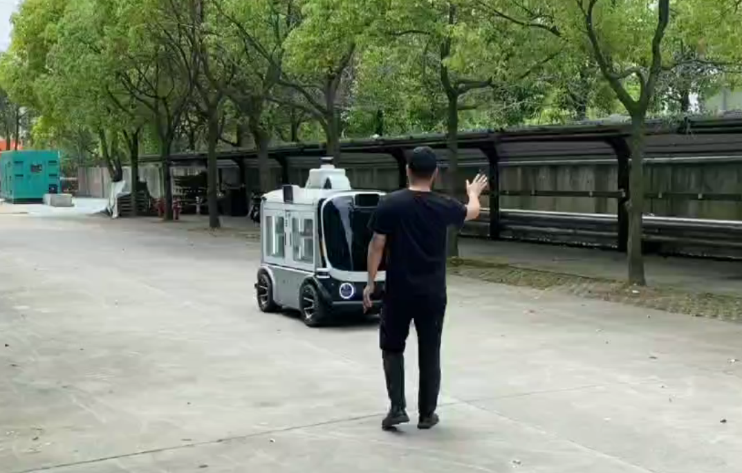 任吾行无人售货车 走进苏州某园区